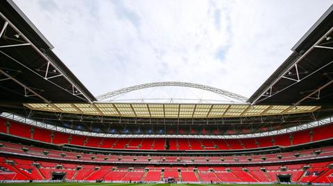 Dwa lub trzy neutralne stadiony. W Premier League determinacja, by dokończyć sezon