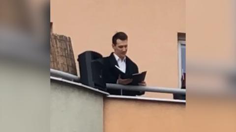Mieszkaniec Warszawy zaskoczył sąsiadów i dał koncert z balkonu