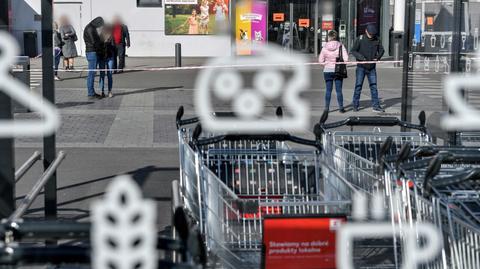 Obowiązkowe rękawiczki, nowe godziny otwarcia. Sklepy wprowadzają zmiany