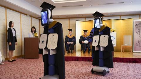 Roboty zastąpiły studentów na ceremonii wręczenia dyplomów