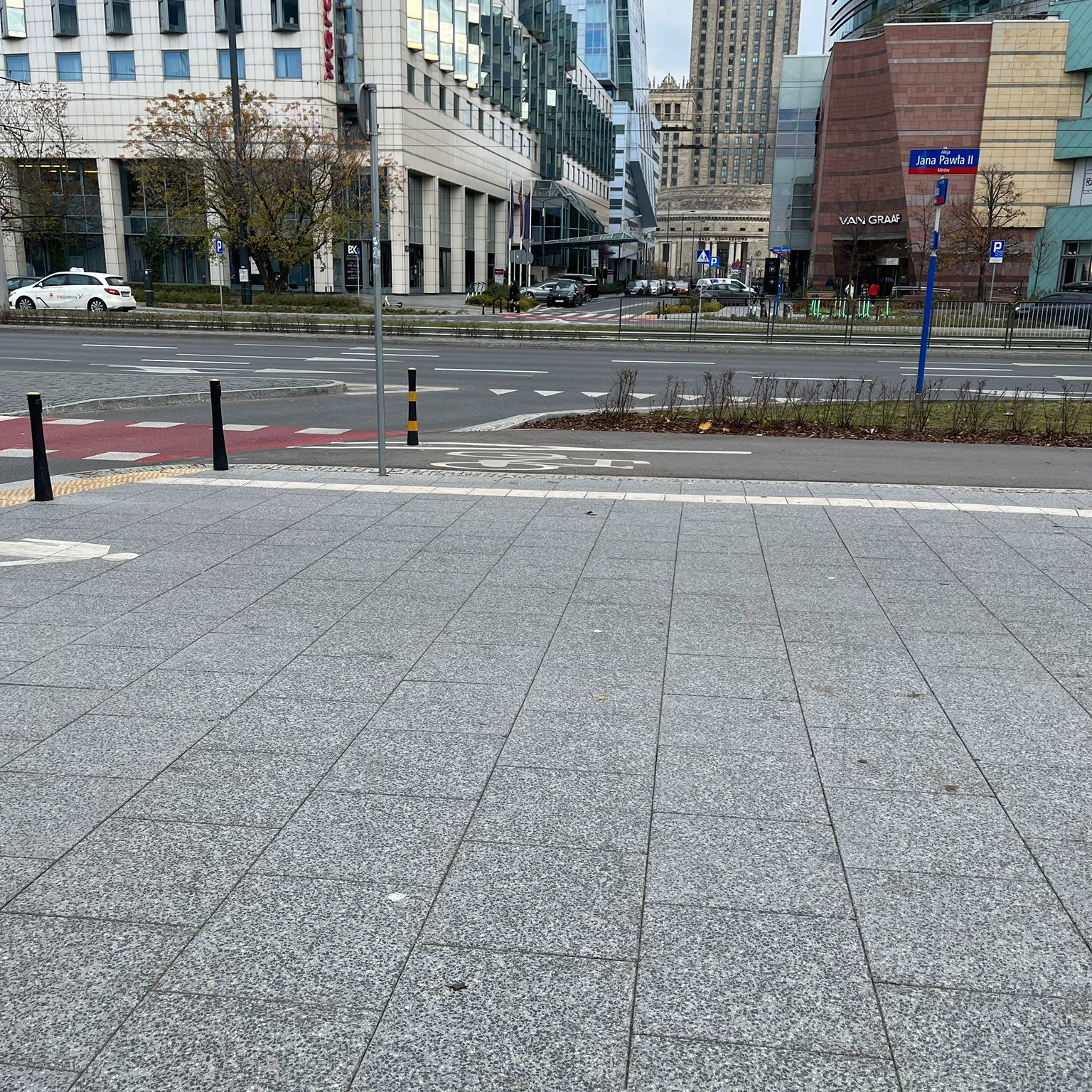 Miejsce w Warszawie, gdzie miał powstać mural. Nie widać żadnych śladów farby, czy kredy