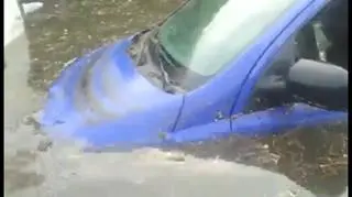 Auta zniszczone, ale wszyscy cali