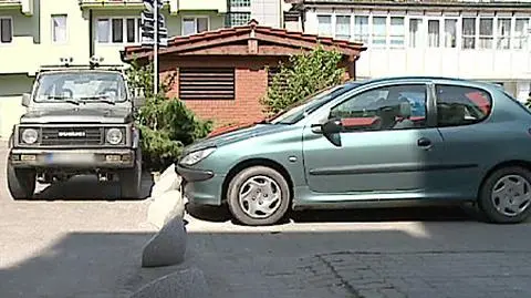 Auta zostały uwięzione przez betonowe słupki