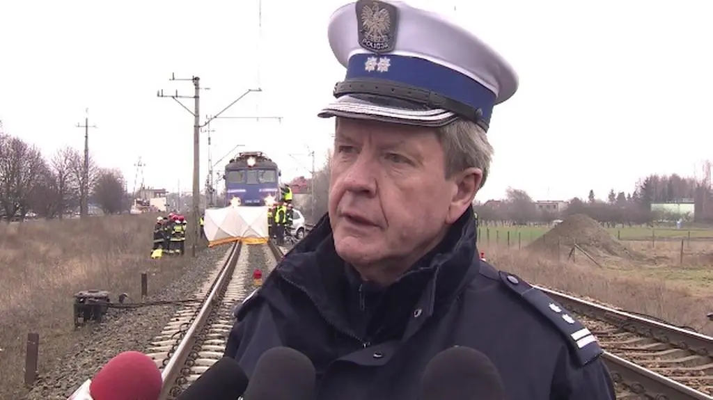 Auto wjechało pod pociąg, zginęła jedna osoba. "Rogatki były otwarte"