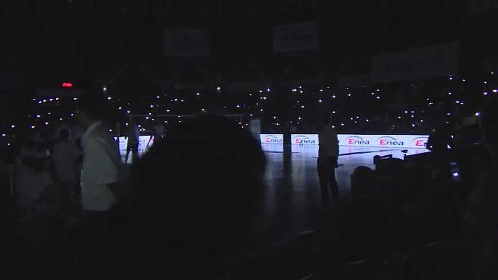 Awaria światła przerwała starcie siatkarskich gigantów