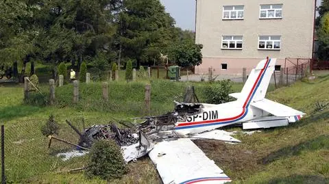 Awionetka runęła na jezdnię