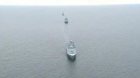 Baltops z lotu ptaka: okręty wypływają do portu