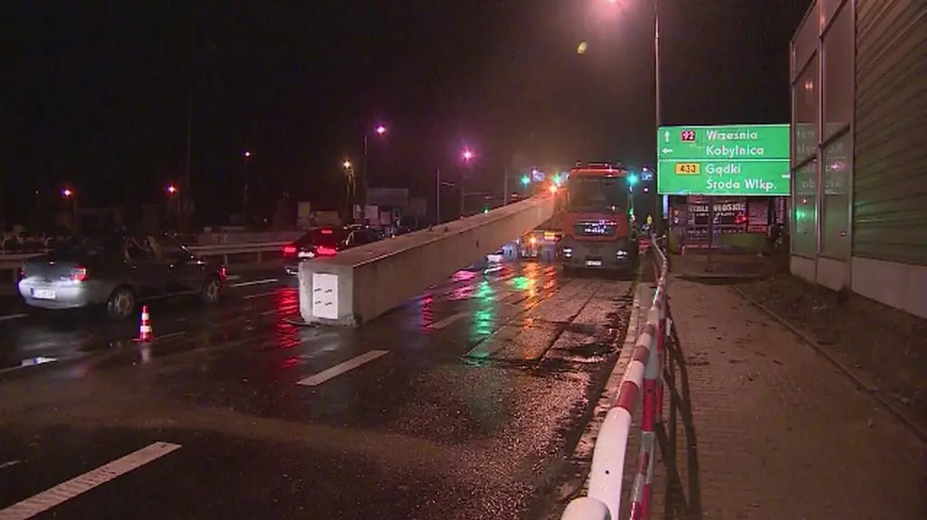 Betonowy słup spadł z naczepy na jezdnię 