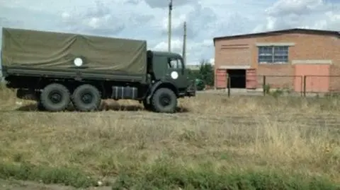 Białe kółka na pojazdach, białe opaski na mundurach