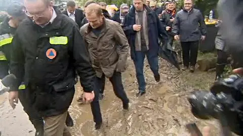 Błoto premierowi niestraszne. Ugrzązł w nim po kostki