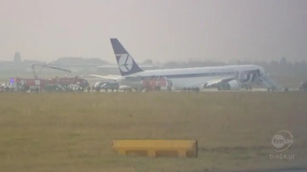 Boeing 767 już na płycie lotniska (TVN24)