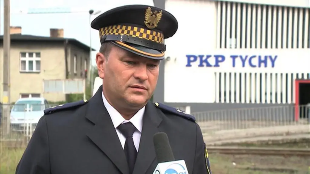 Bójka na dworcu w oku kamery. Strażnik ściągnął mężczyznę z torów