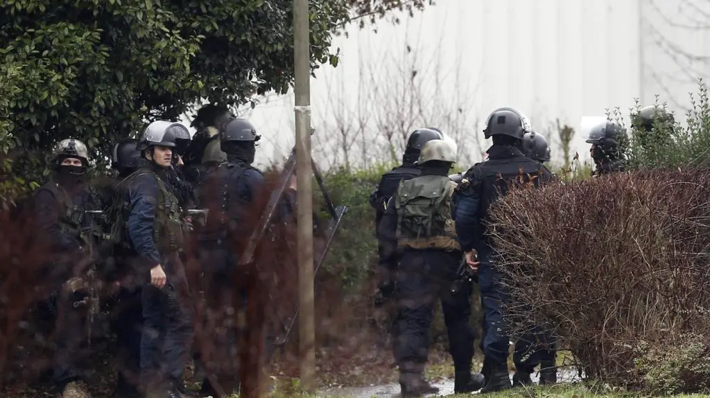 Bracia otoczeni, mają zakładnika. Policja: celem "neutralizacja" ściganych