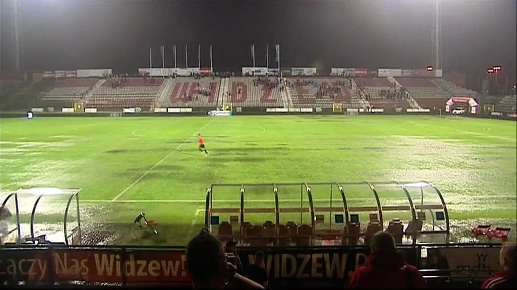 Burza przerwała mecz. Niebo zapłakało nad Widzewem?