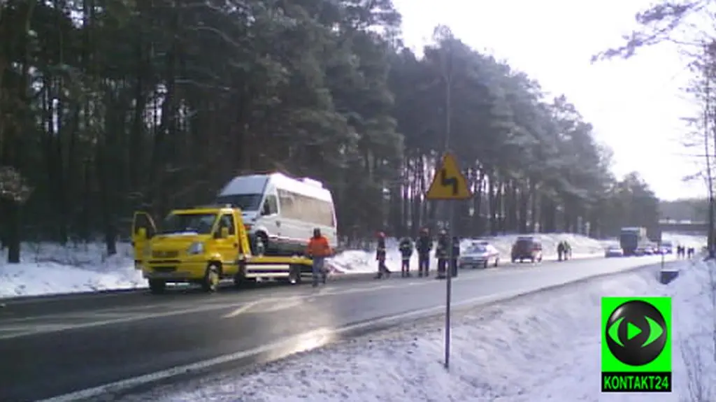 Bus z dziećmi uderzył w wiadukt
