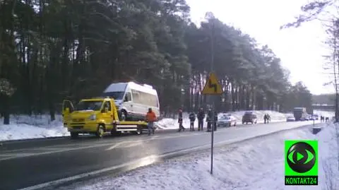Bus z dziećmi uderzył w wiadukt