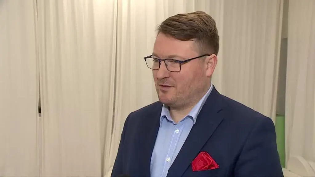 Adam Komar