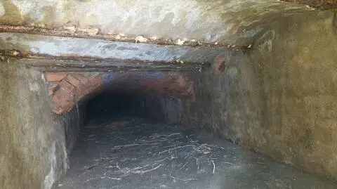 Kanał rzeki, który został odnaleziony pod remontowaną kamienicą
