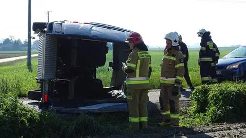 Przewrócił się bus, w którym jechały dzieci