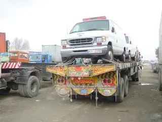 Karetki transportowane przez Polską Misję Medyczną do szpitala w Mazar-e-Sharif