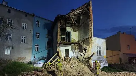 W nocy zawaliła się połowa kamienicy, strażacy przeszukali gruzowisko