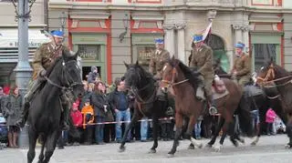 Szwoleżerowie na koniach pokazali musztrę paradną na Rynku
