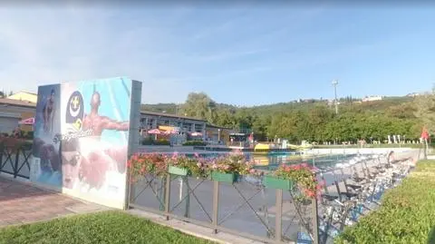Kobieta pływała w basenie, pies siedział zamknięty w aucie