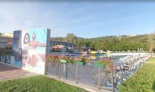 Kobieta pływała w basenie, pies siedział zamknięty w aucie