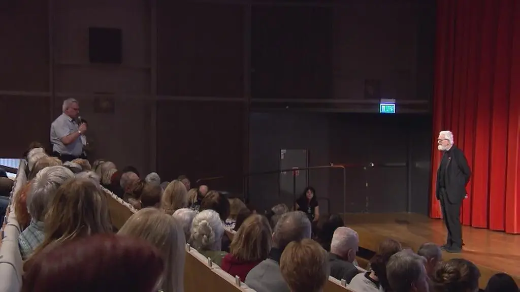 Dyskusja z księdzem Adamem Bonieckim (cz
