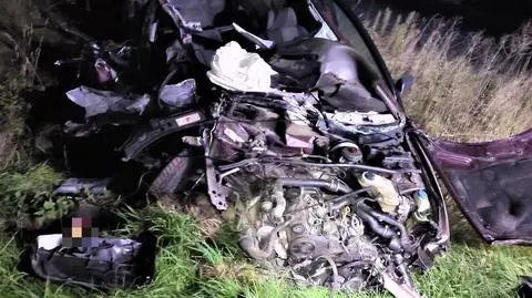 Uderzył w tył naczepy przewożącej bele słomy. Auto do kasacji, kierowcy nic się nie stało