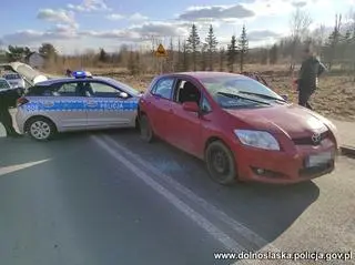 Uciekał przed policją, usiłował potrącić przypadkowe osoby, staranował policyjny radiowóz i naruszył nietykalność cielesną policjantki