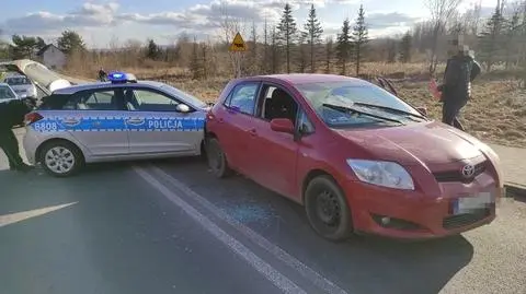 Uciekał przed policją, staranował radiowóz, omal nie potrącił przechodniów. Zatrzymał go pociąg
