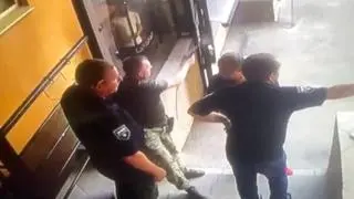 Wojskowy wystrzelił po sprzeczce z policjantami. W pobliżu były dzieci 