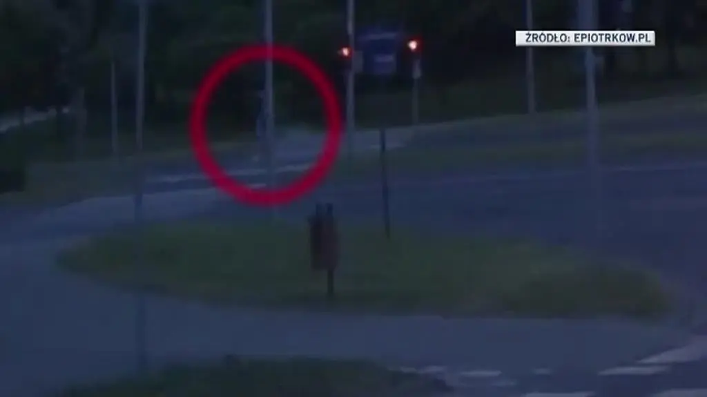 Rowerzysta przejeżdżał przez pasy na czerwonym świetle