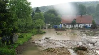 Woda spływała po ulicach wartkim nurtem