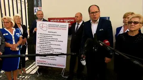 Protestujący medycy przed gmachem Ministerstwa Zdrowia