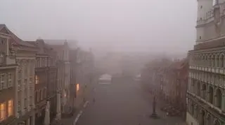 Poznański rynek o godzinie 6:45 zasnuwała jeszcze mgła