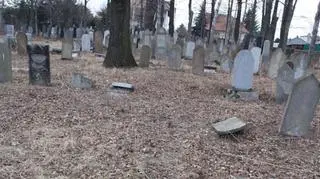 Mężczyzna usłyszy zarzut znieważenia miejsca spoczynku zmarłych