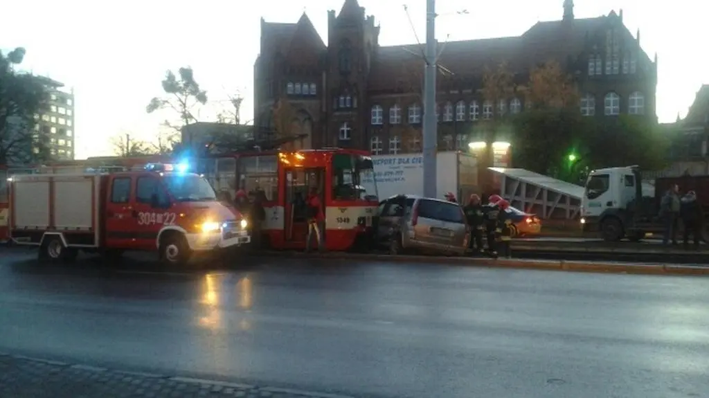 Samochód osobowy wjechał pod tramwaj 