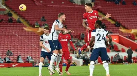 Piorunująca końcówka hitu na Anfield. Liverpool ma lidera