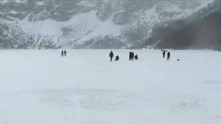 Turyści na zamarzniętym Morskim Oku (zdjęcie z 28 grudnia)