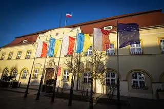 Ukraińskie flagi na masztach w Darłowie