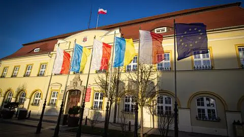 Ukraińskie flagi na masztach w Darłowie