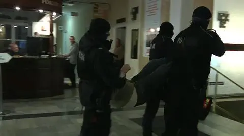 Kilka osób wyniesiono za ręce i nogi 