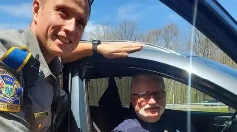 Connecticut police assist Lech Wałęsa with a flat tire problem