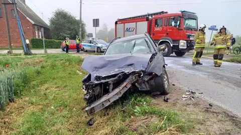 Zderzenie dwóch samochodów osobowych. Dwie osoby w szpitalu