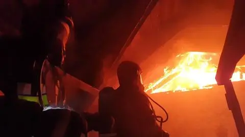 Płonie zabytkowy dworek, akcja straży pożarnej