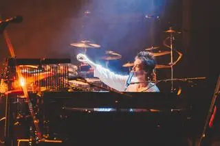 Jacob Collier podczas koncertu w Lizbonie
