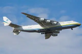 Antonow an-225 mrija nad Warszawą 14 kwietnia 2020 roku