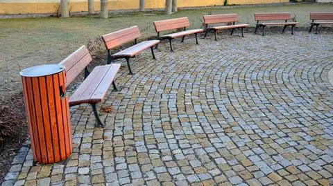 Mężczyzna spędził noc na ławce